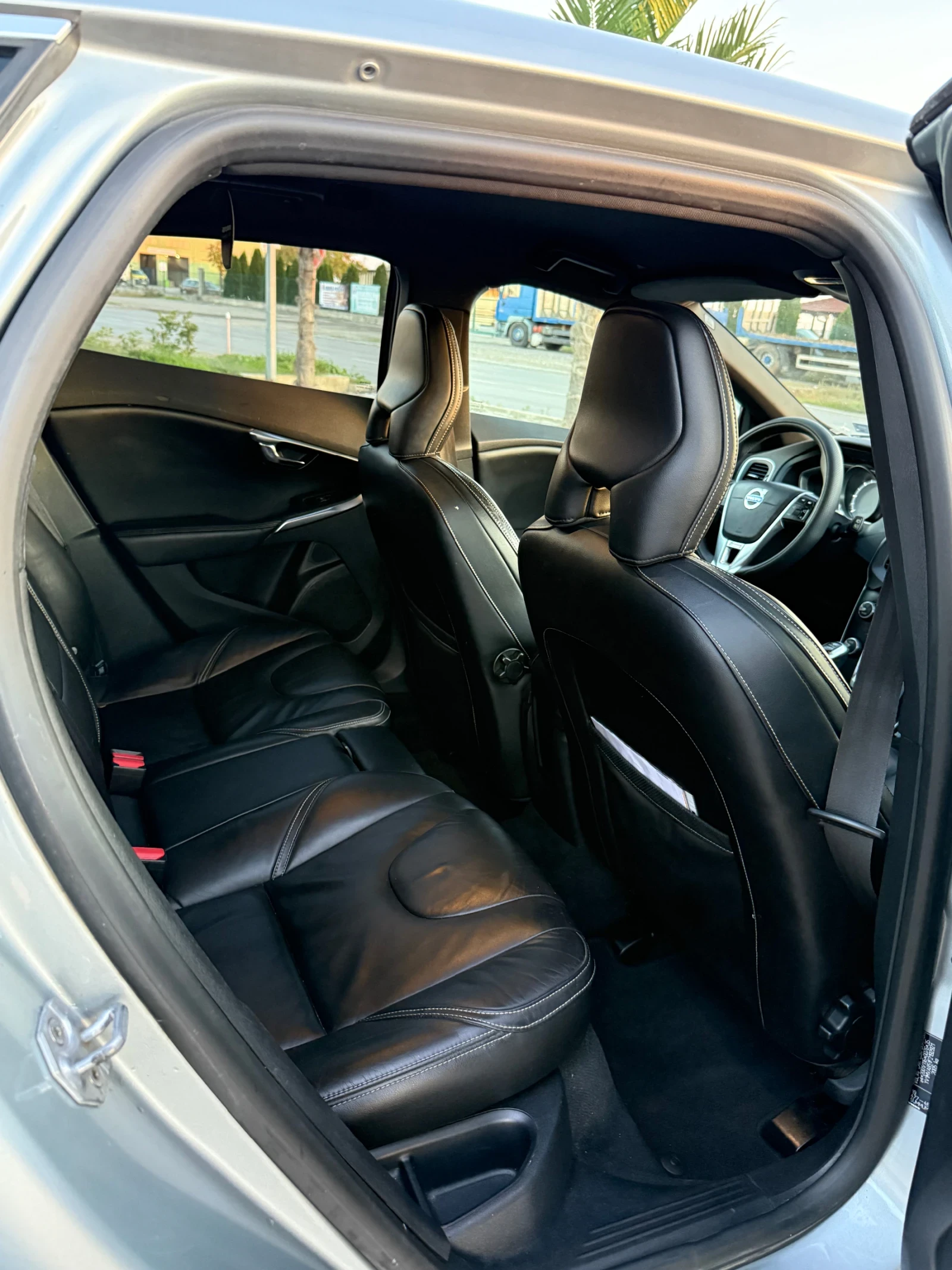 Volvo V40 2.0D - изображение 7