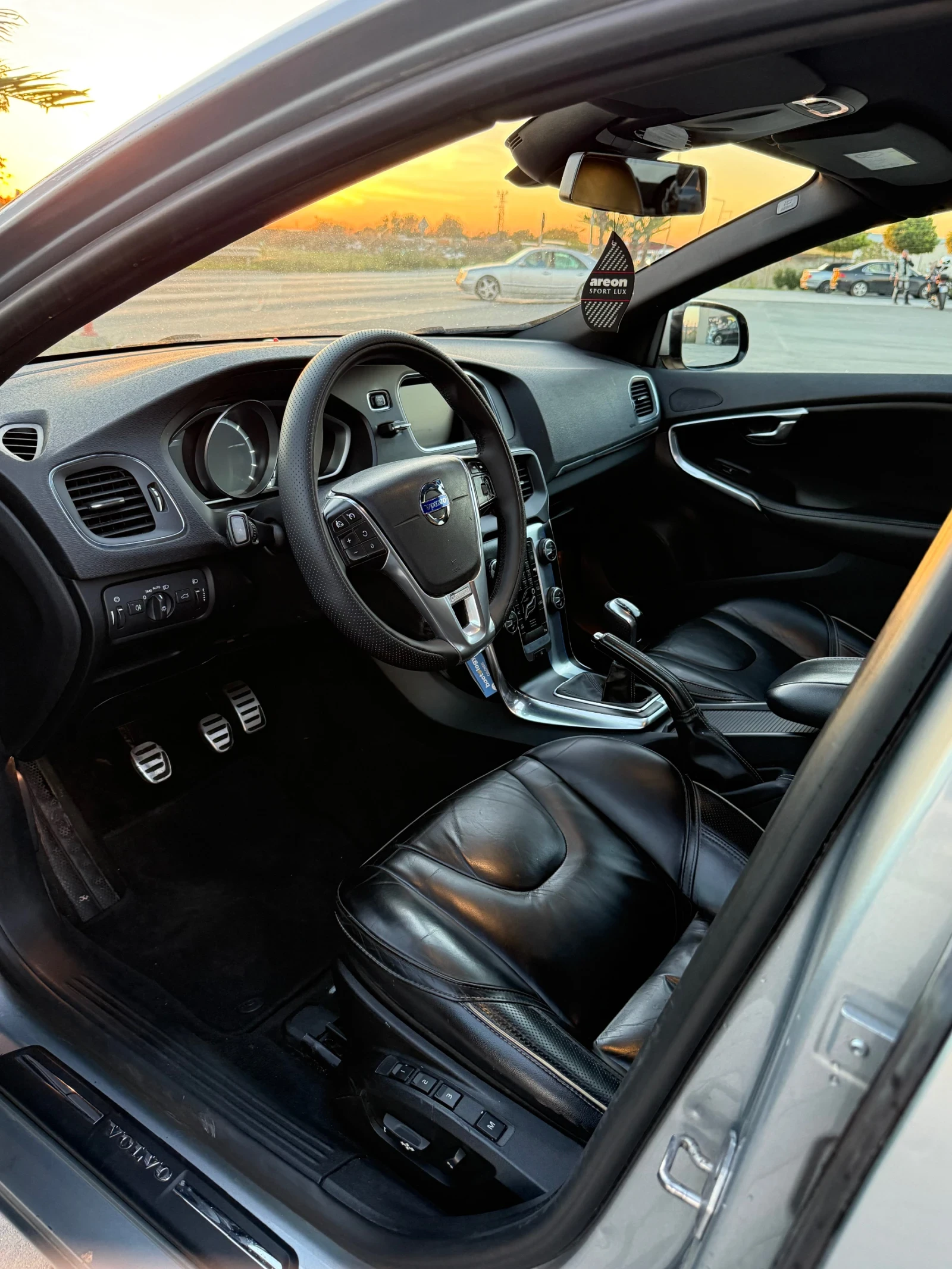 Volvo V40 2.0D - изображение 5