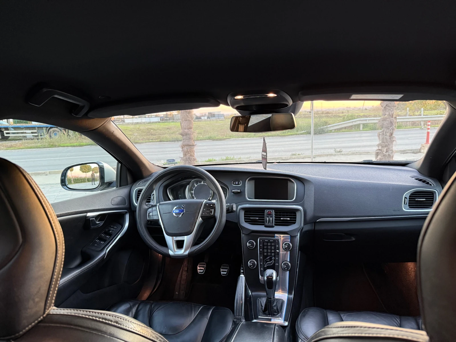 Volvo V40 2.0D - изображение 9