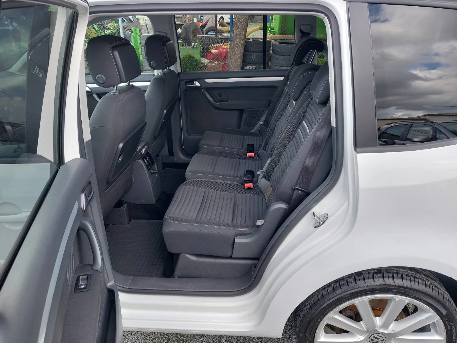 VW Touran 1.6, 7м, 6ск - изображение 8