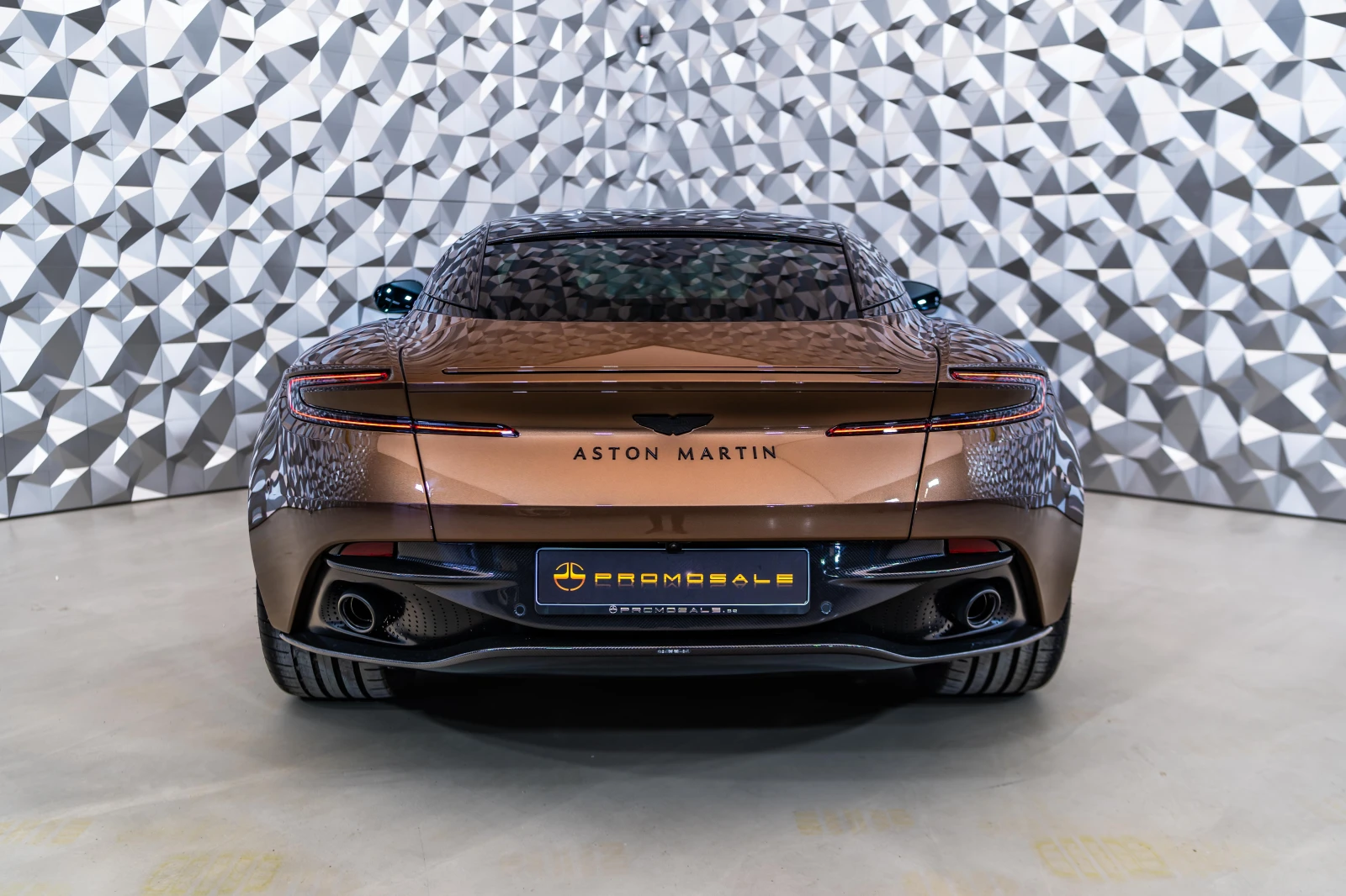 Aston Martin Други DB12, снимка 5 - Автомобили и джипове - 54228651