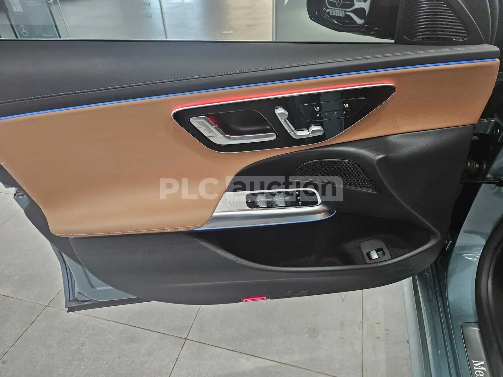 Mercedes-Benz E 200 * 360 * DISTRONIC * ОБДУХВАНЕ, снимка 13 - Автомобили и джипове - 54300690