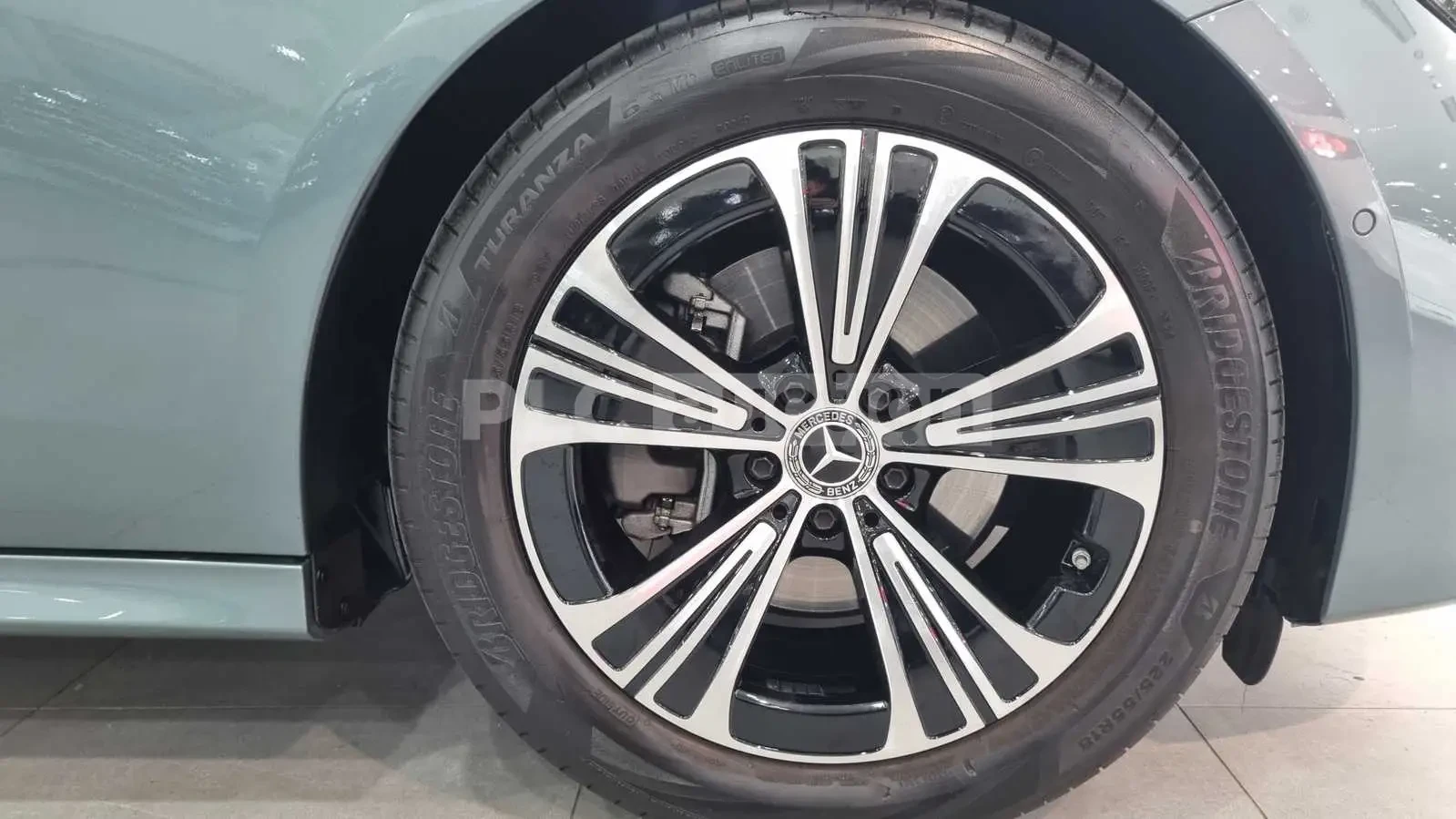 Mercedes-Benz E 200 * 360 * DISTRONIC * ОБДУХВАНЕ, снимка 5 - Автомобили и джипове - 54300690