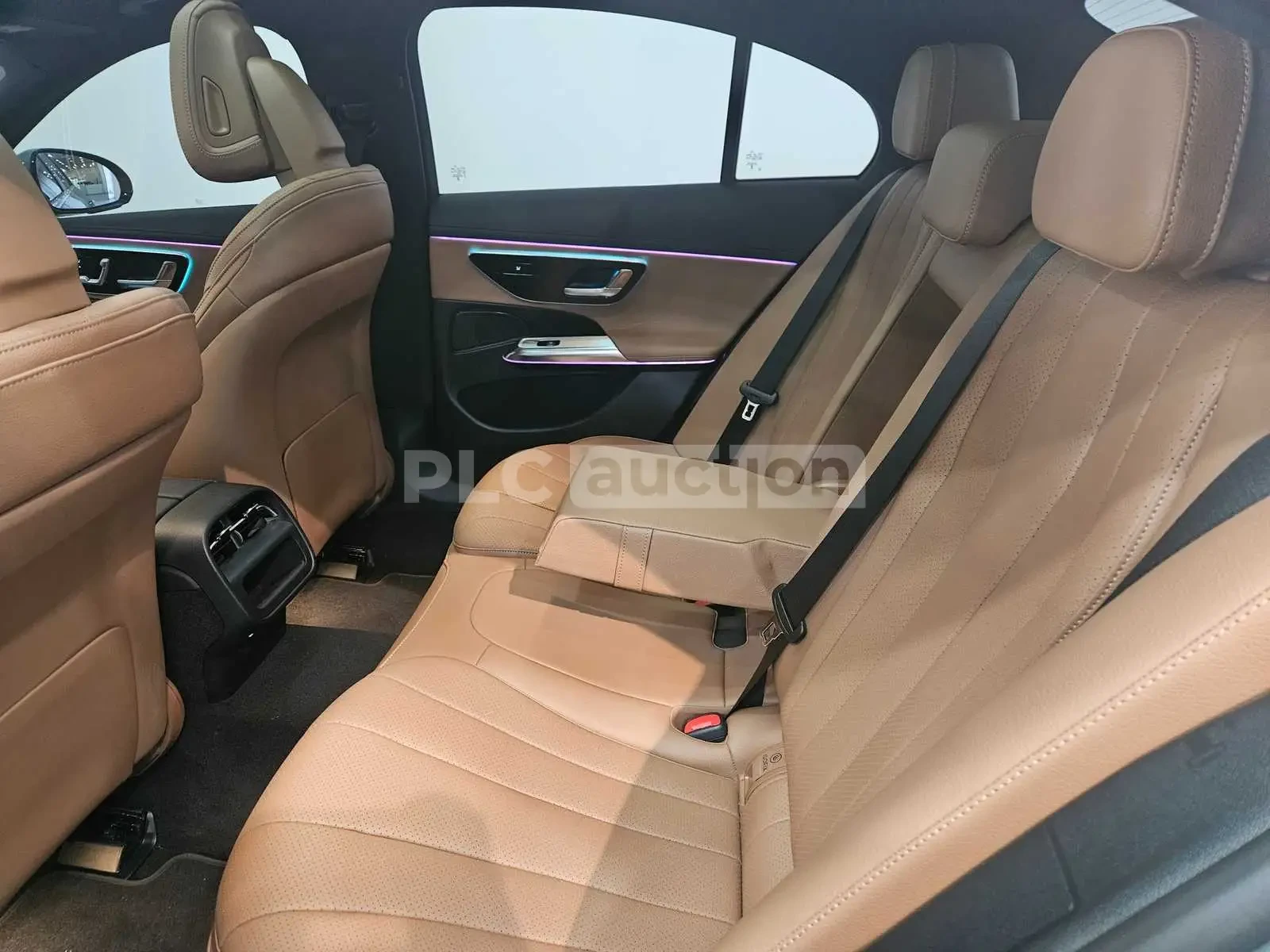 Mercedes-Benz E 200 * 360 * DISTRONIC * ОБДУХВАНЕ, снимка 11 - Автомобили и джипове - 54300690