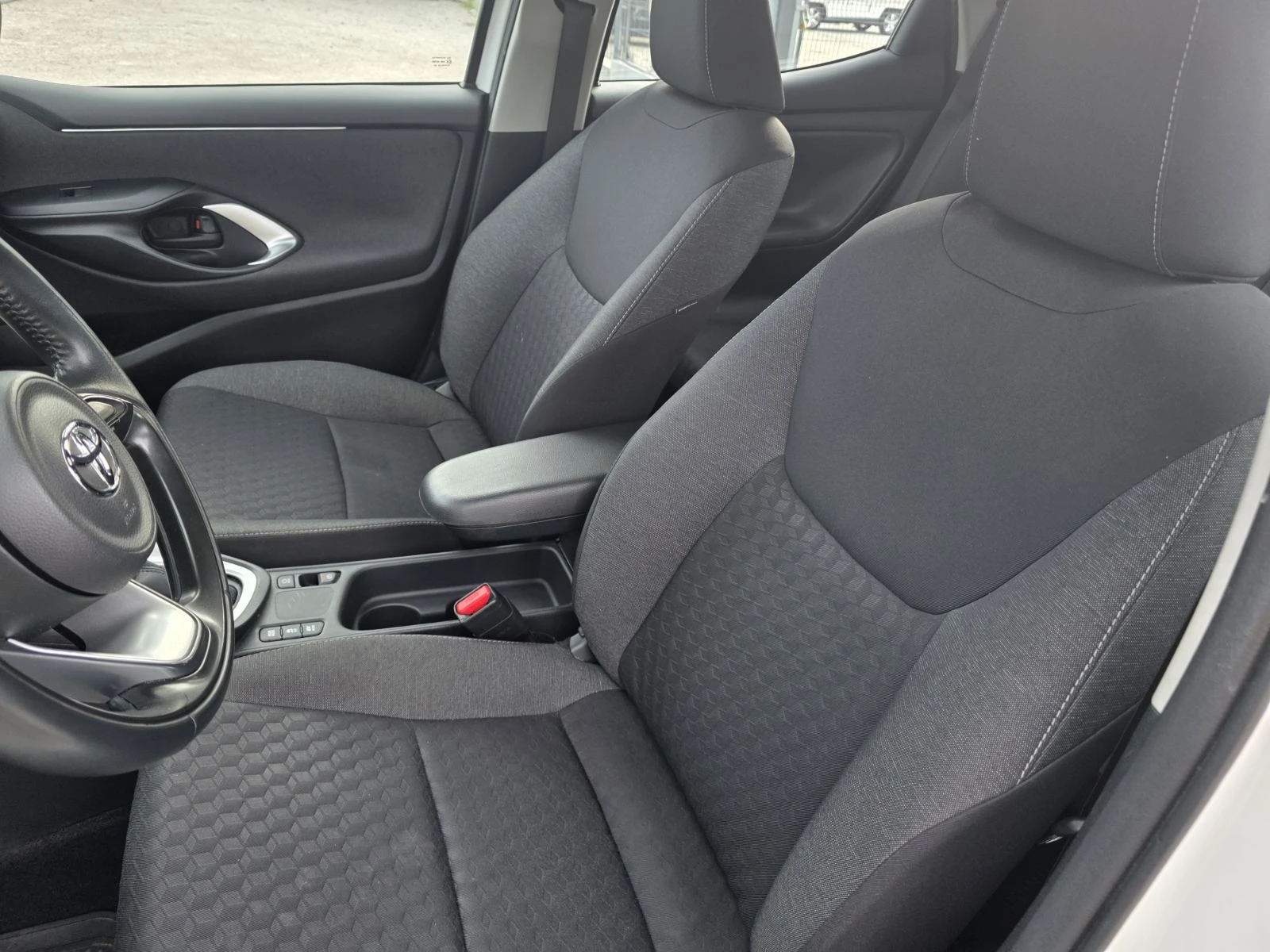 Toyota Yaris 1.5 Hybrid e-CVT Навигация| Камера| Климатроник, снимка 16 - Автомобили и джипове - 54645558