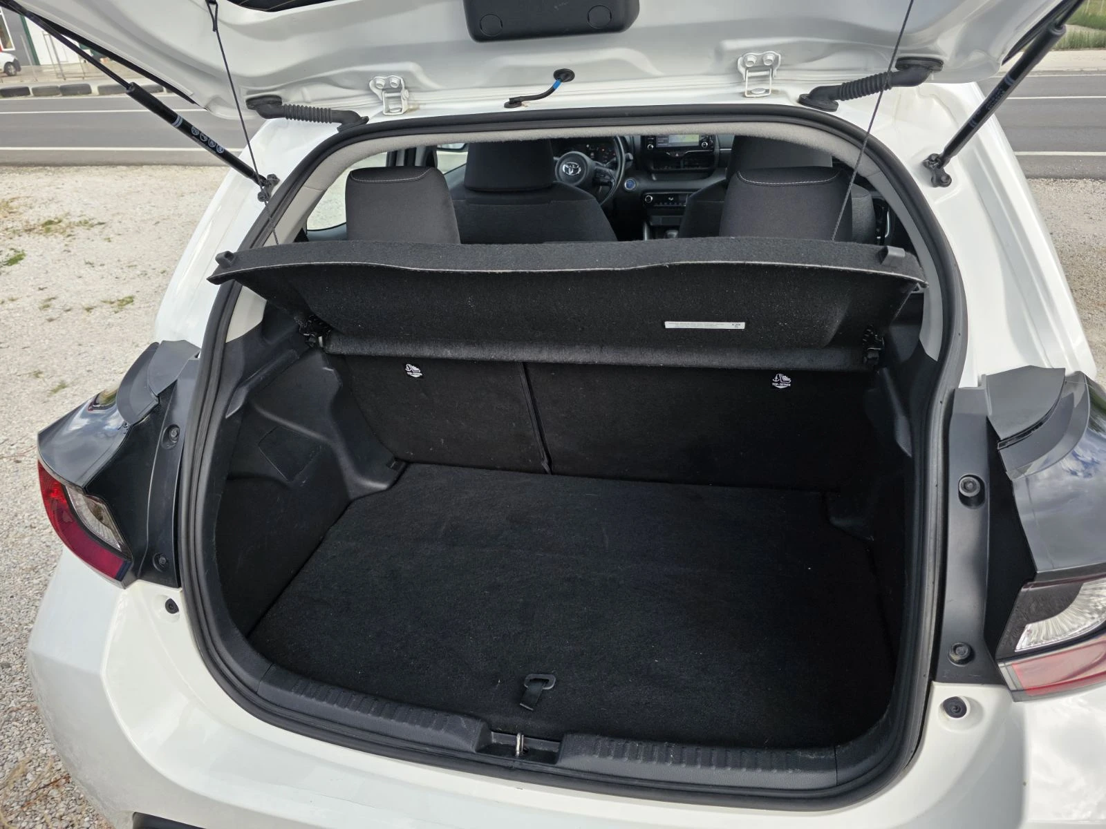 Toyota Yaris 1.5 Hybrid e-CVT Навигация| Камера| Климатроник, снимка 8 - Автомобили и джипове - 54645558
