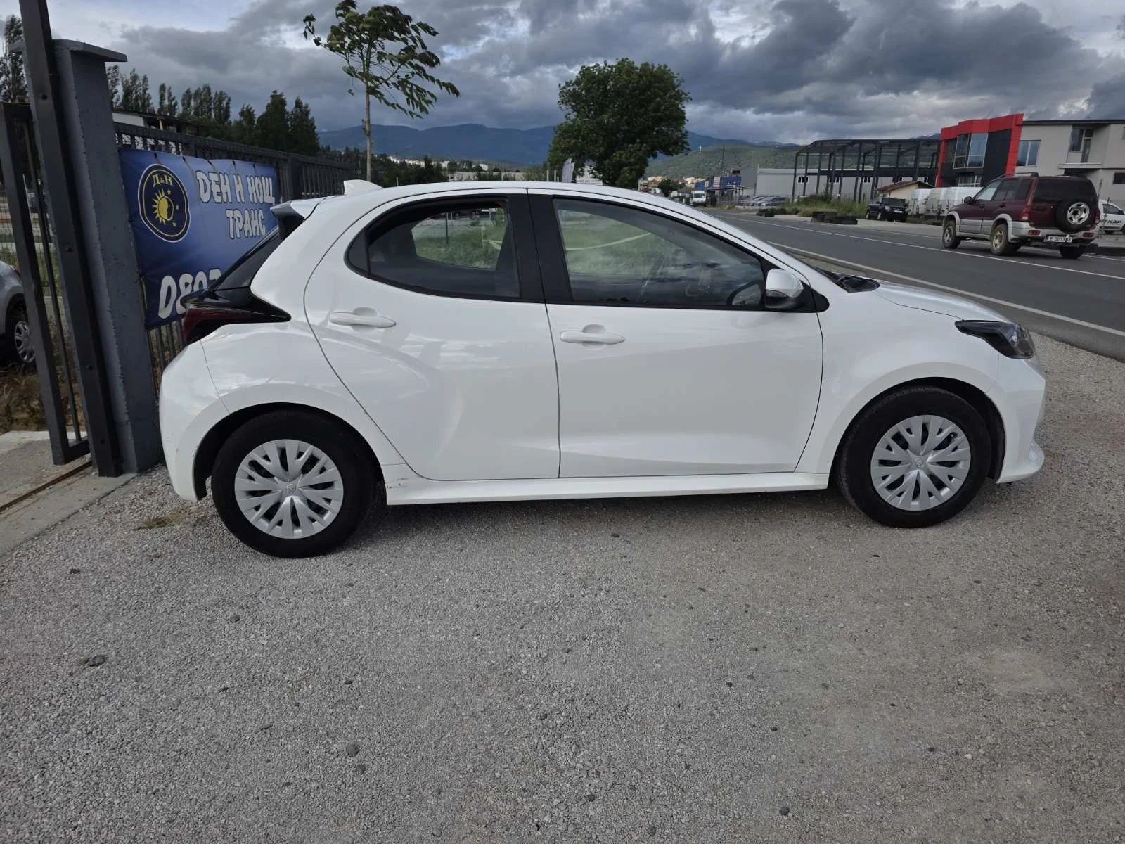 Toyota Yaris 1.5 Hybrid e-CVT Навигация| Камера| Климатроник, снимка 5 - Автомобили и джипове - 54645558