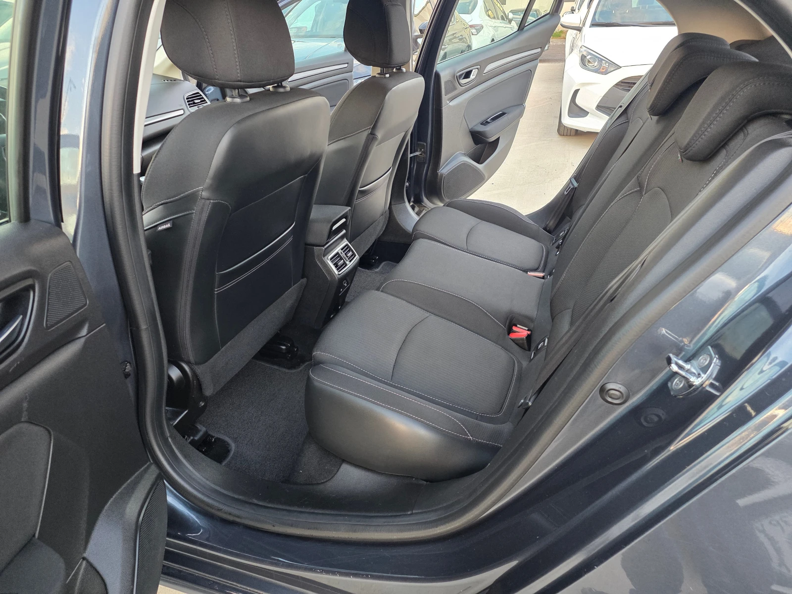 Renault Megane 1.5DCI-6ск, снимка 12 - Автомобили и джипове - 56260201