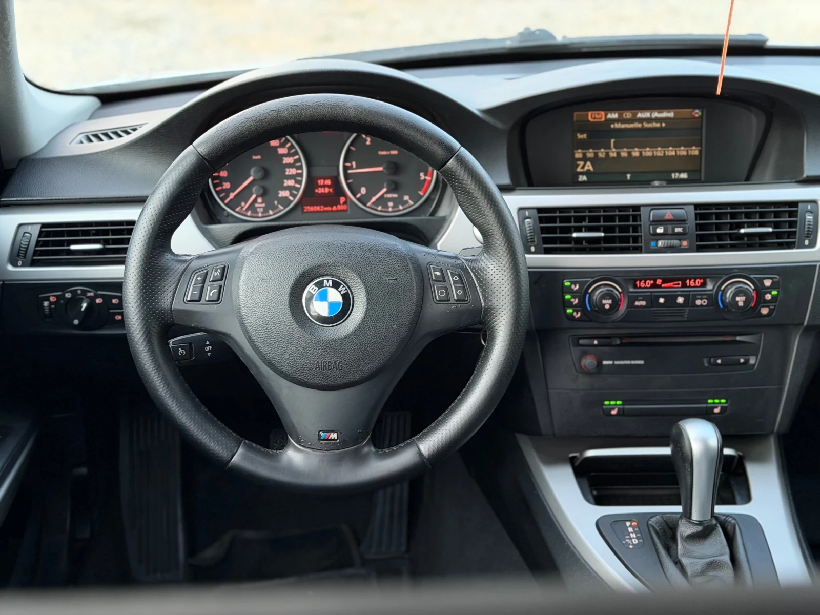 BMW 320 AUTOMAT~NAVI~, снимка 8 - Автомобили и джипове - 56433840