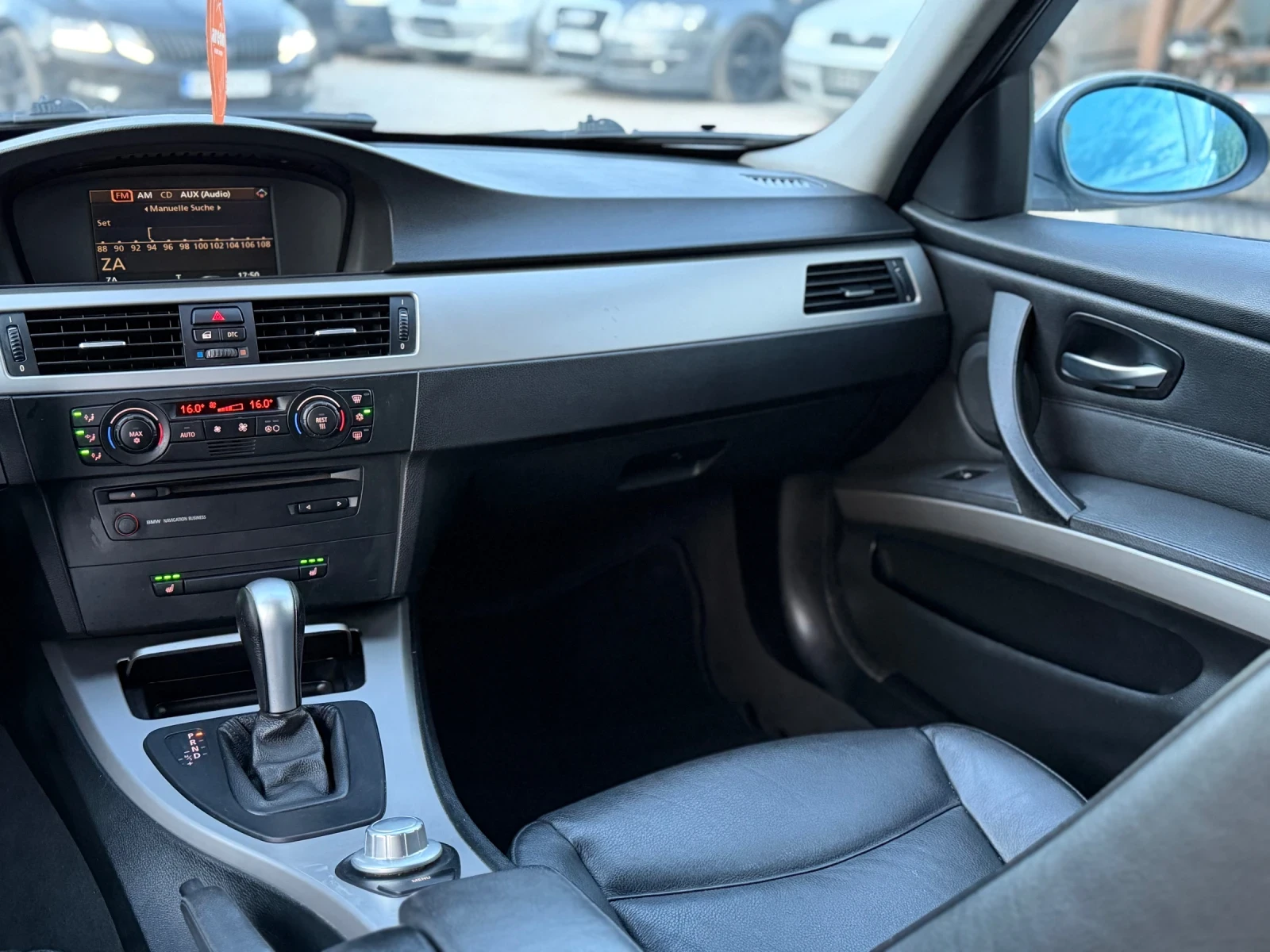 BMW 320 AUTOMAT~NAVI~, снимка 12 - Автомобили и джипове - 56433840