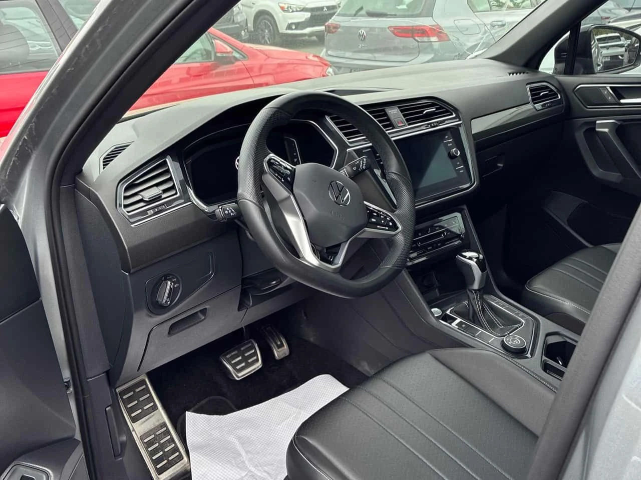 VW Tiguan * Comfortline R Line Black Edition * CARFAX * , снимка 5 - Автомобили и джипове - 54702954