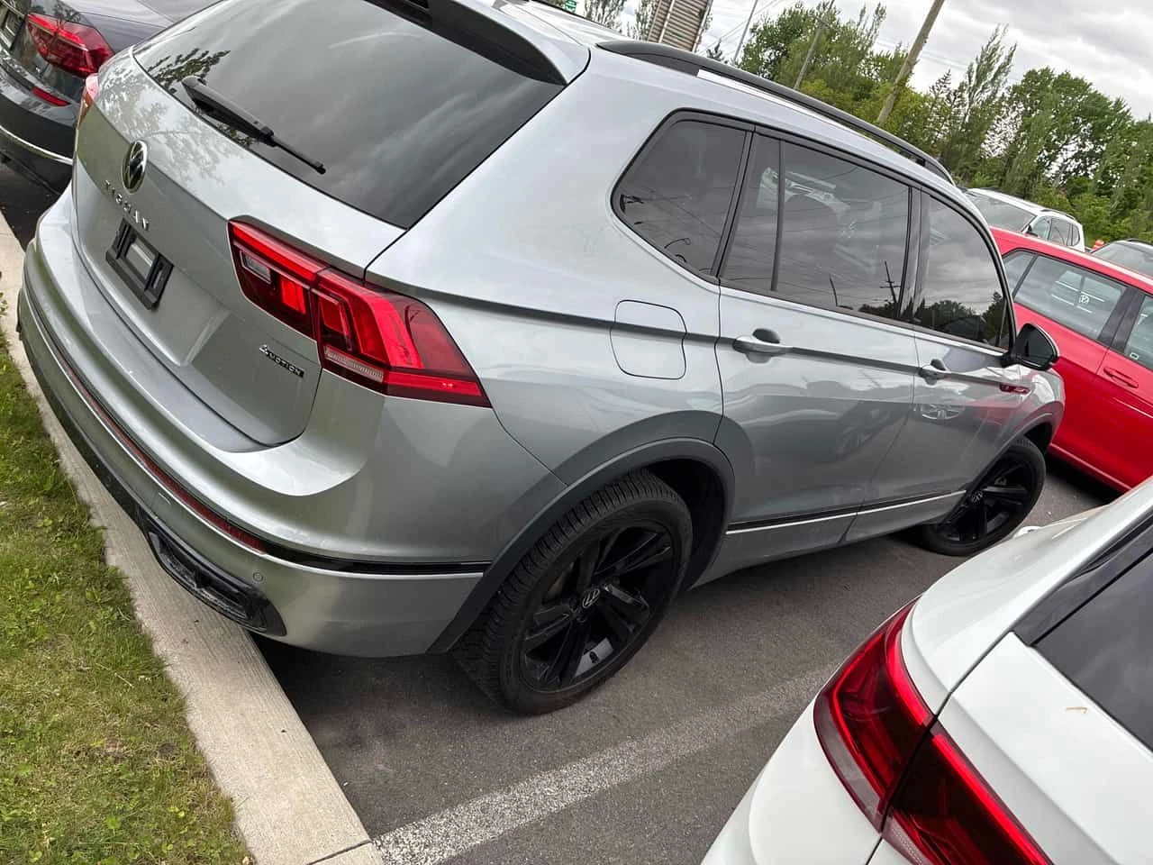 VW Tiguan * Comfortline R Line Black Edition * CARFAX * , снимка 3 - Автомобили и джипове - 54702954