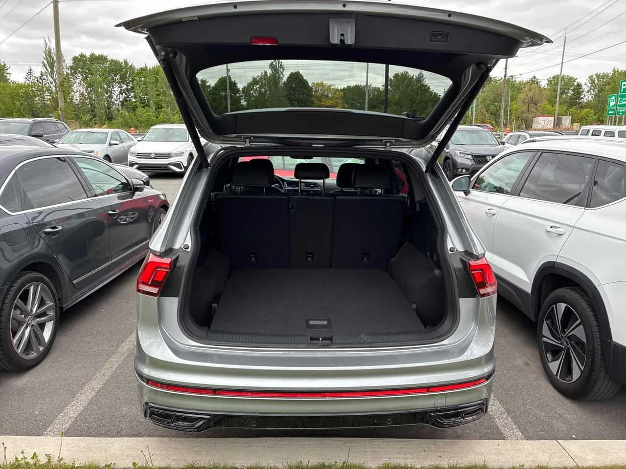 VW Tiguan * Comfortline R Line Black Edition * CARFAX * , снимка 13 - Автомобили и джипове - 54702954