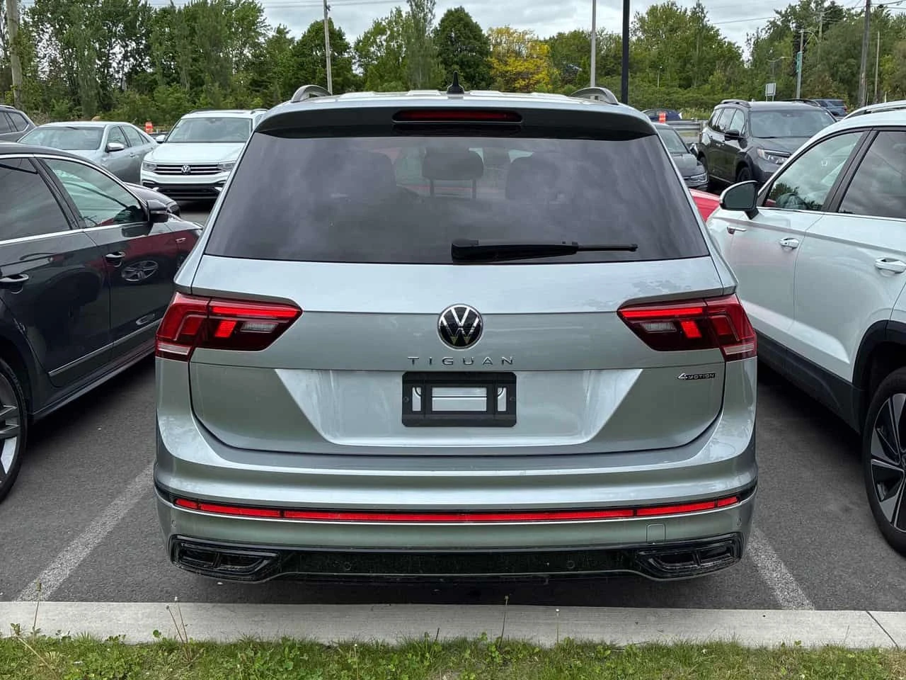 VW Tiguan * Comfortline R Line Black Edition * CARFAX * , снимка 4 - Автомобили и джипове - 54702954