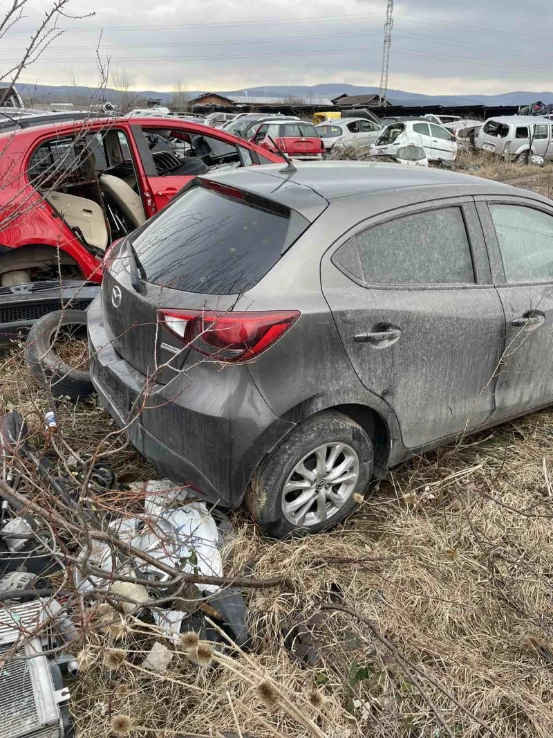 Mazda 2, снимка 8 - Автомобили и джипове - 44003507