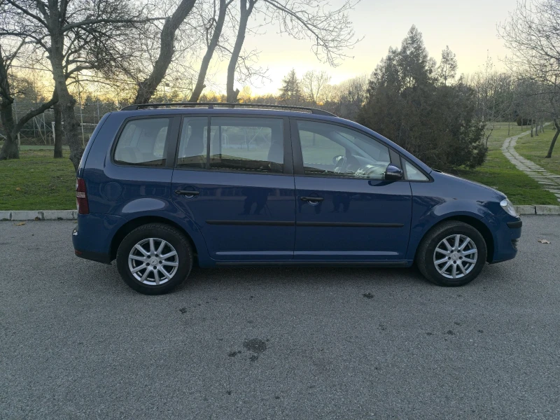 VW Touran 1.9 TDI 7 МЕСТА 6 СКОРОСТИ ПОДГРЯВАНЕ НА СЕДАЛКИТЕ, снимка 4 - Автомобили и джипове - 48325153