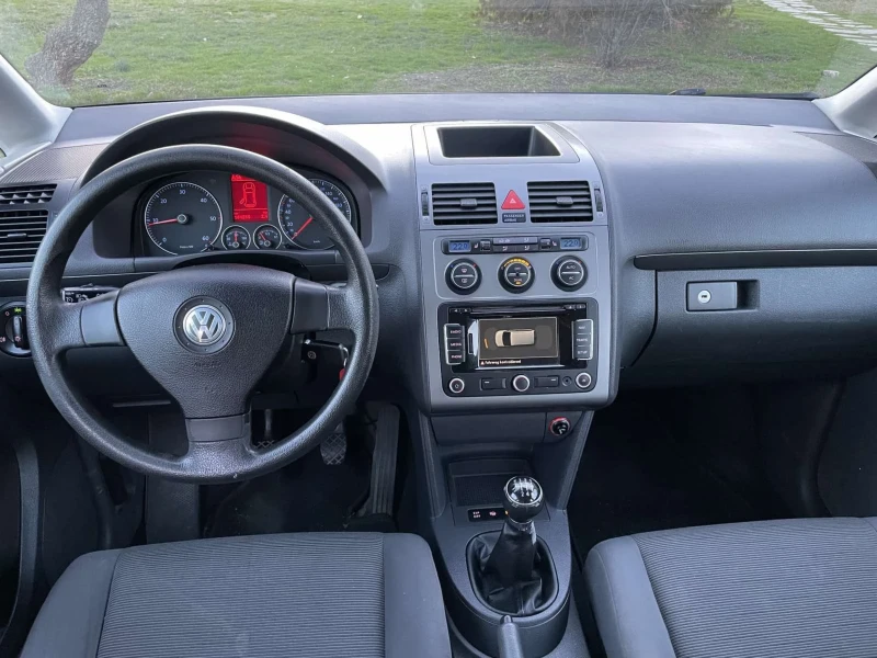 VW Touran 1.9 TDI 7 МЕСТА 6 СКОРОСТИ ПОДГРЯВАНЕ НА СЕДАЛКИТЕ, снимка 14 - Автомобили и джипове - 48325153