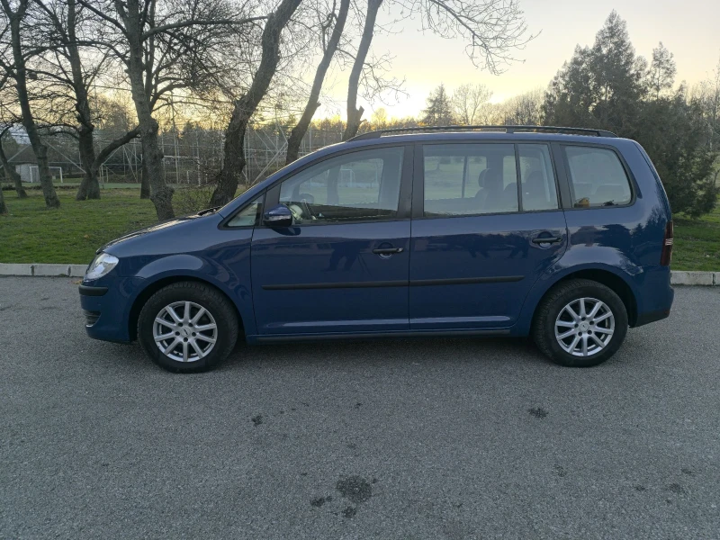 VW Touran 1.9 TDI 7 МЕСТА 6 СКОРОСТИ ПОДГРЯВАНЕ НА СЕДАЛКИТЕ, снимка 5 - Автомобили и джипове - 48325153