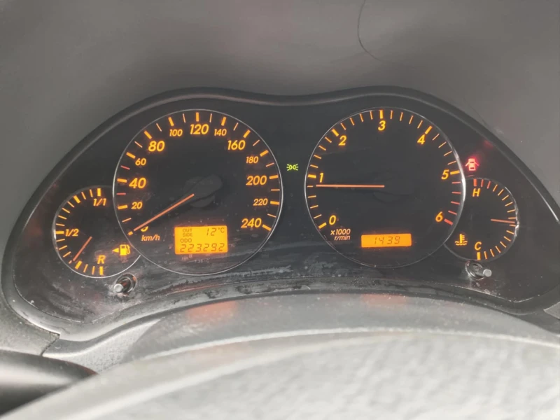 Toyota Avensis 2.0 D4D, снимка 17 - Автомобили и джипове - 52435075