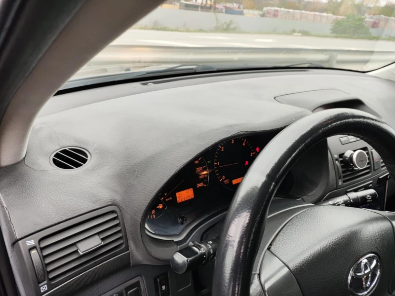 Toyota Avensis 2.0 D4D, снимка 13 - Автомобили и джипове - 52435075