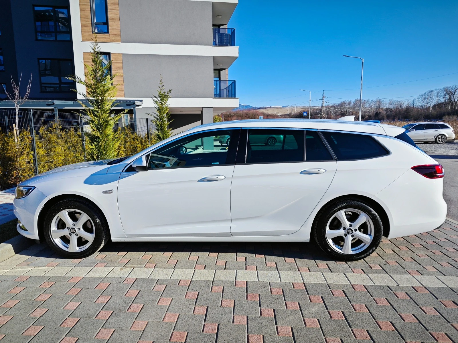 Opel Insignia Dynamic Sports Tourer (B), снимка 8 - Автомобили и джипове - 53706374