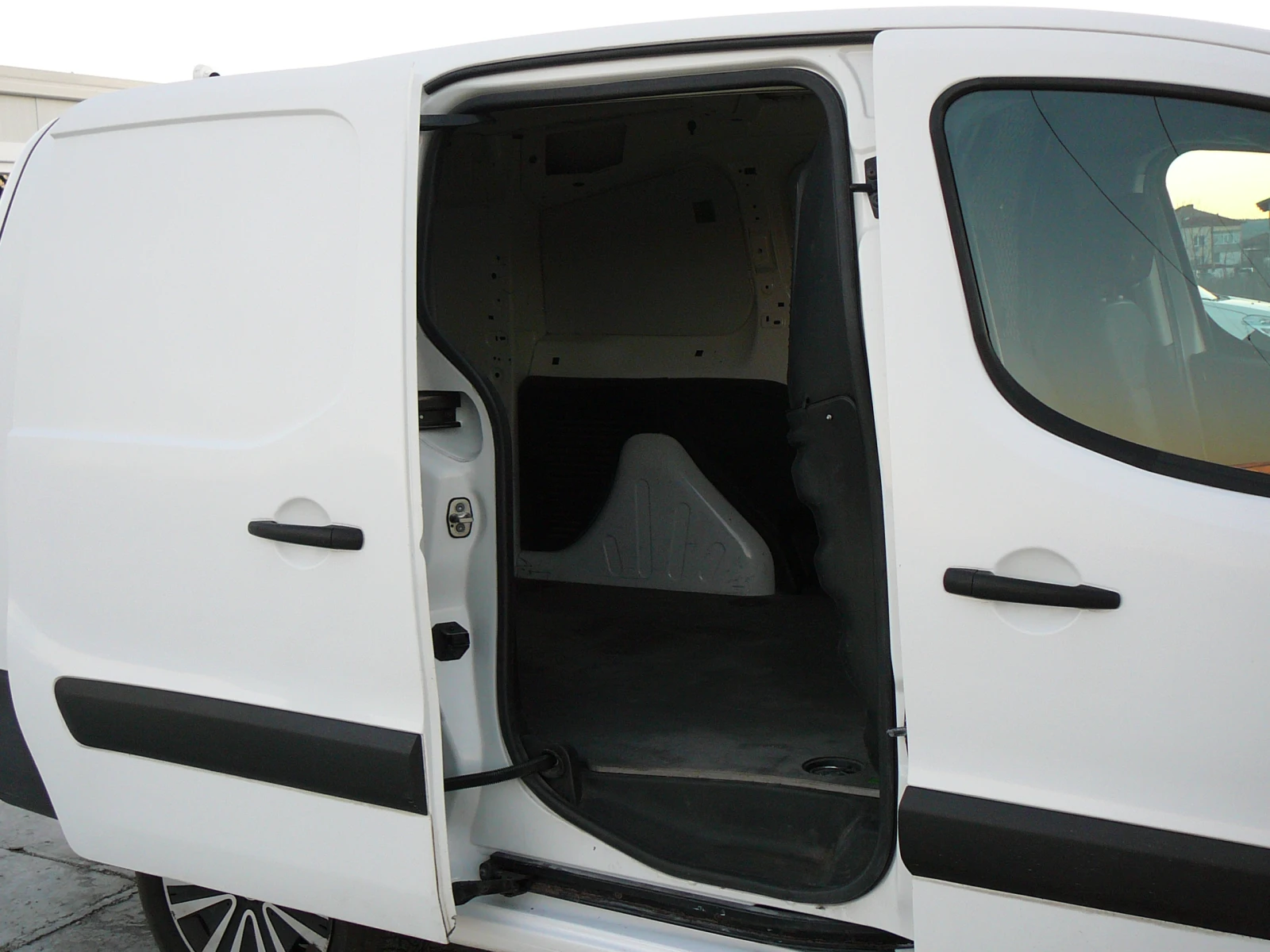 Peugeot Partner 1.6 hdi Клима , снимка 5 - Автомобили и джипове - 53907840