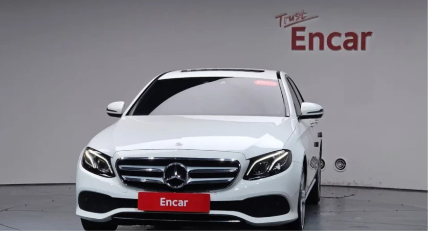 Mercedes-Benz E 220 * АВТО КРЕДИТ* ЦЕНА ДО БГ * Сервизна история * , снимка 2 - Автомобили и джипове - 55484347