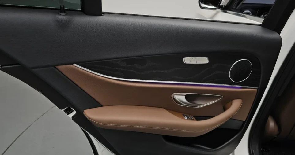 Mercedes-Benz E 220 * АВТО КРЕДИТ* ЦЕНА ДО БГ * Сервизна история * , снимка 8 - Автомобили и джипове - 55484347
