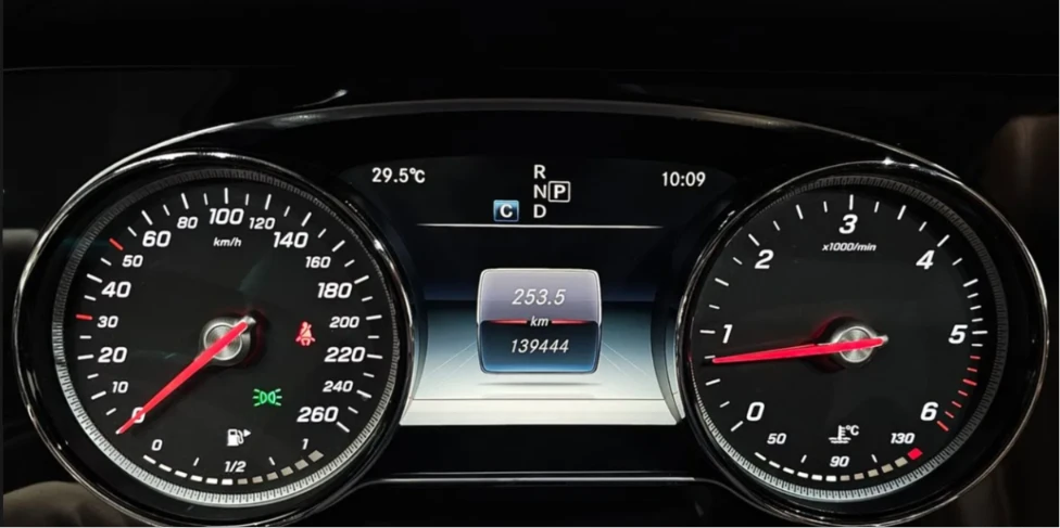 Mercedes-Benz E 220 * АВТО КРЕДИТ* ЦЕНА ДО БГ * Сервизна история * , снимка 12 - Автомобили и джипове - 55484347