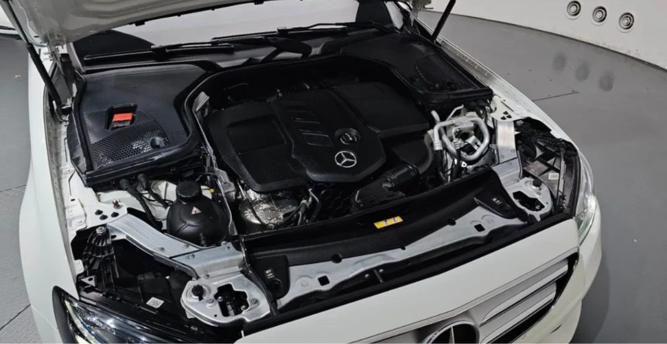 Mercedes-Benz E 220 * АВТО КРЕДИТ* ЦЕНА ДО БГ * Сервизна история * , снимка 16 - Автомобили и джипове - 55484347