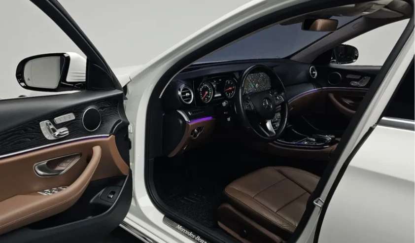Mercedes-Benz E 220 * АВТО КРЕДИТ* ЦЕНА ДО БГ * Сервизна история * , снимка 9 - Автомобили и джипове - 55484347