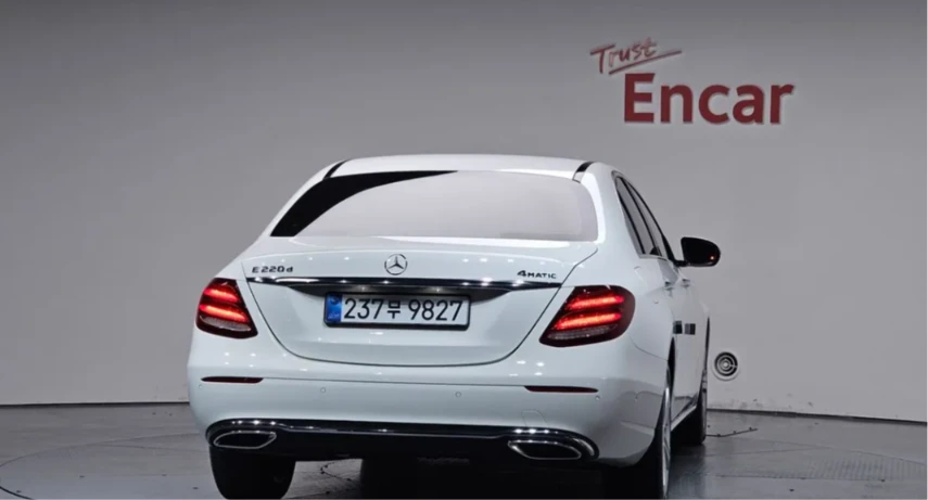 Mercedes-Benz E 220 * АВТО КРЕДИТ* ЦЕНА ДО БГ * Сервизна история * , снимка 4 - Автомобили и джипове - 55484347