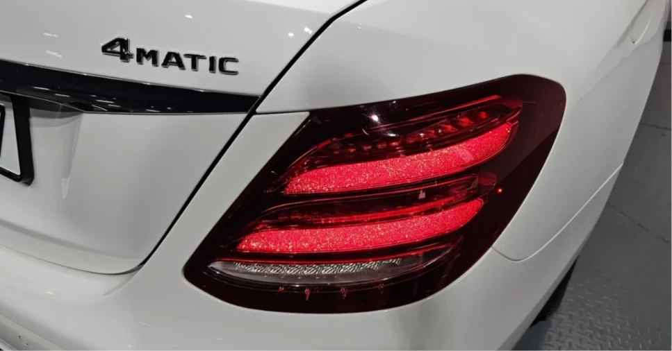 Mercedes-Benz E 220 * АВТО КРЕДИТ* ЦЕНА ДО БГ * Сервизна история * , снимка 6 - Автомобили и джипове - 55484347