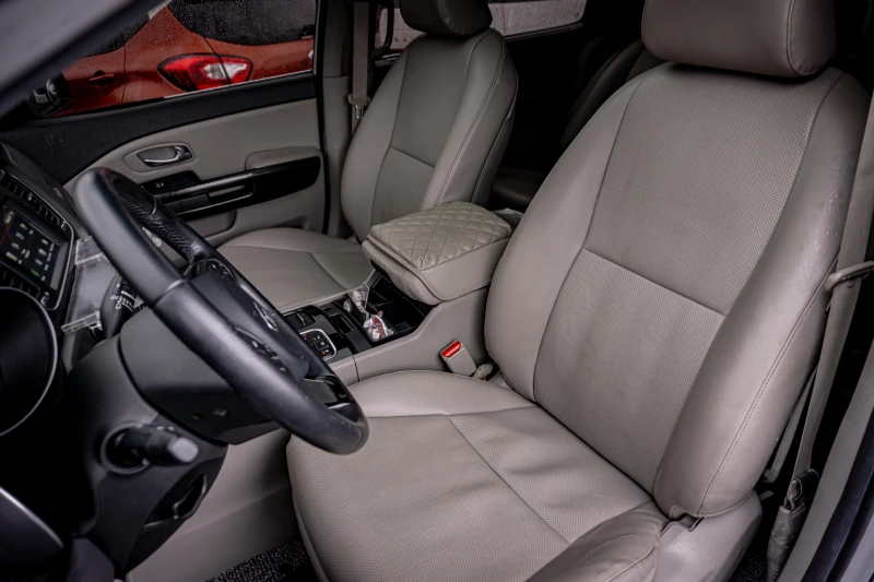 Kia Carnival 2.2CRDI-4WD-ПЕРФЕКТНА-6М.ГАР.РЕАЛНИ КМ., снимка 10 - Автомобили и джипове - 53244573