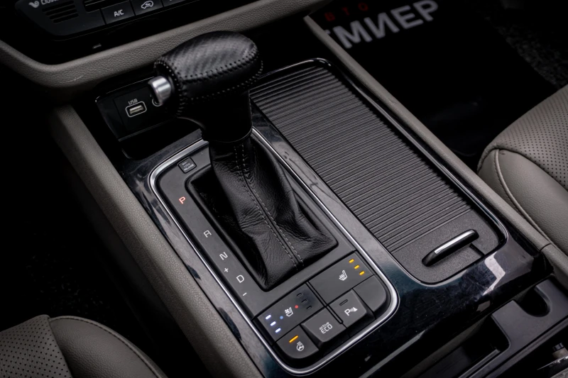 Kia Carnival 2.2CRDI-4WD-ПЕРФЕКТНА-6М.ГАР.РЕАЛНИ КМ., снимка 9 - Автомобили и джипове - 53244573