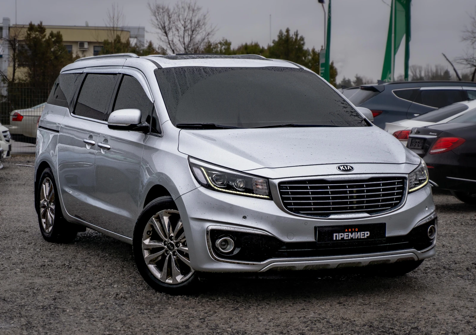 Kia Carnival 2.2CRDI-4WD-ПЕРФЕКТНА-6М.ГАР.РЕАЛНИ КМ. - изображение 3