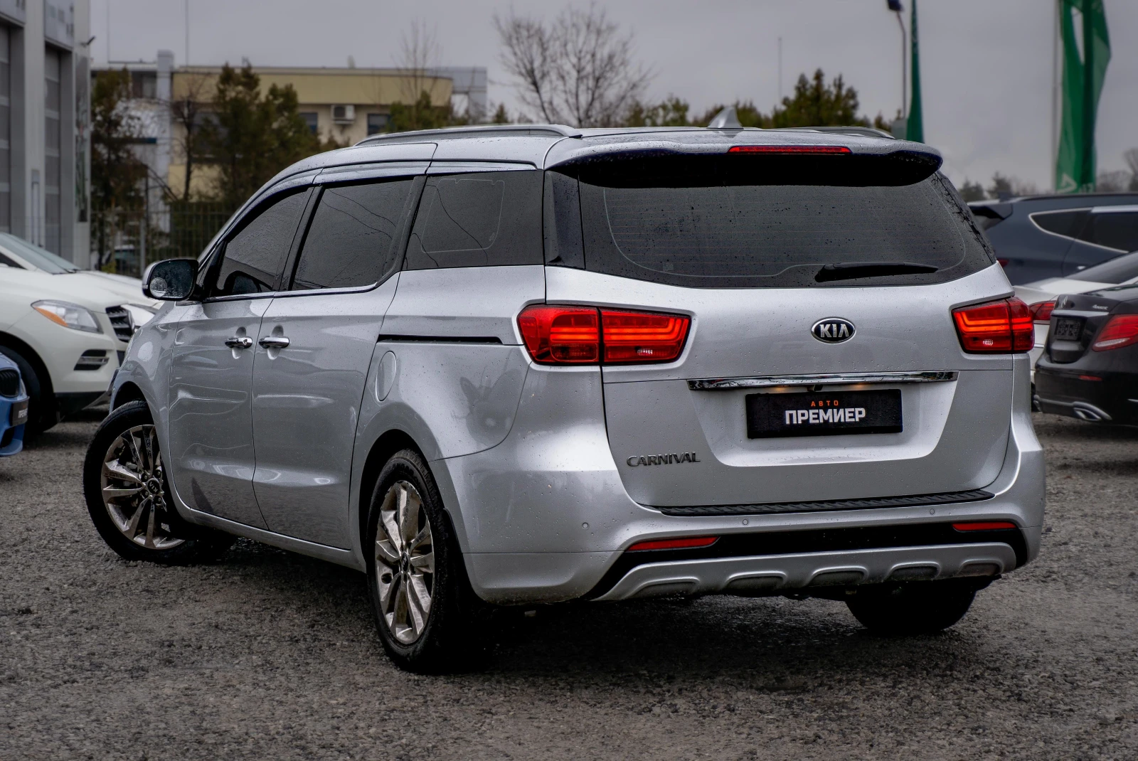Kia Carnival 2.2CRDI-4WD-ПЕРФЕКТНА-6М.ГАР.РЕАЛНИ КМ. - изображение 6