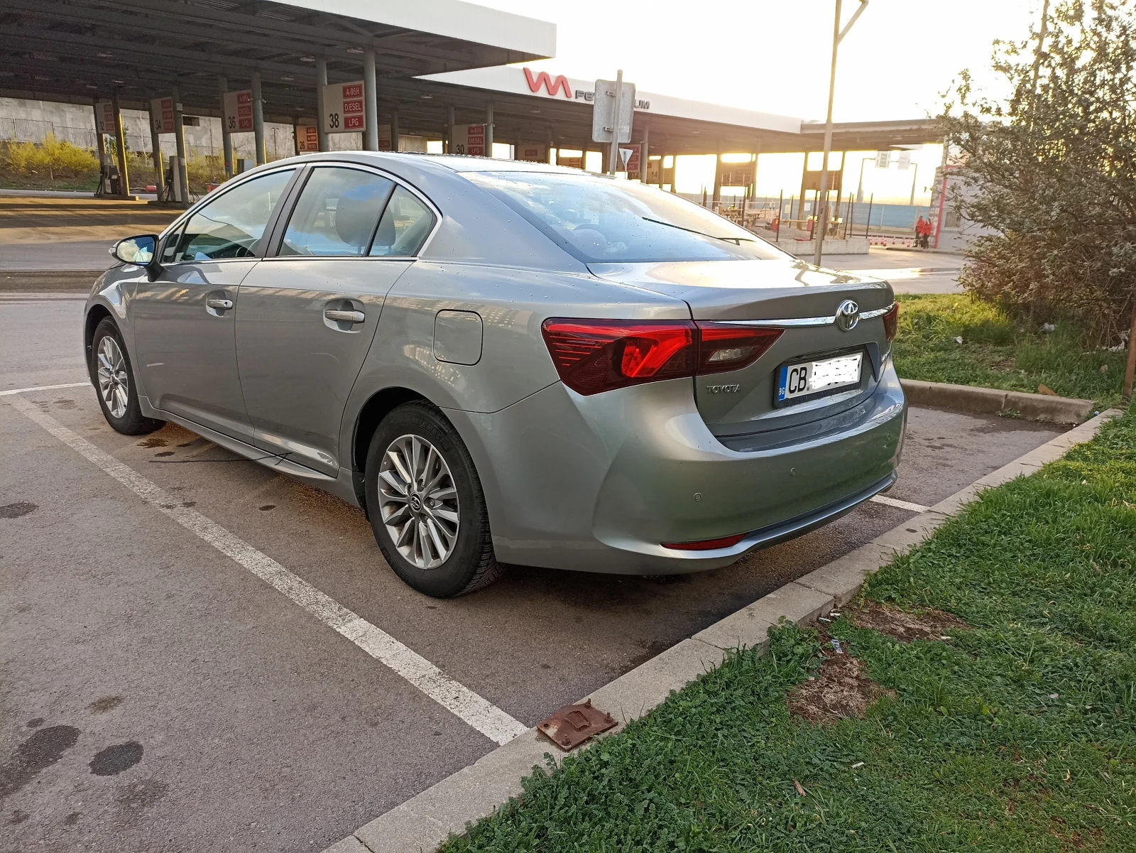 Toyota Avensis VVTi Executive, снимка 4 - Автомобили и джипове - 53866724