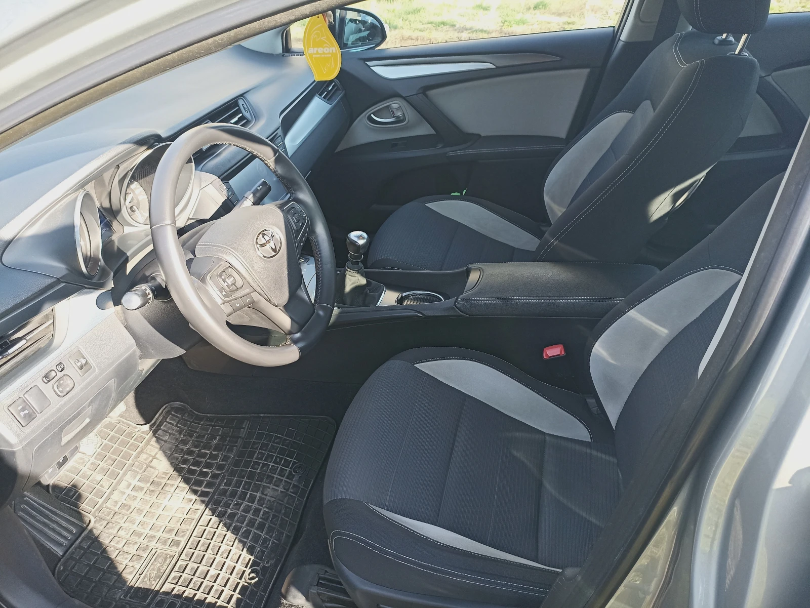 Toyota Avensis VVTi Executive, снимка 14 - Автомобили и джипове - 53866724