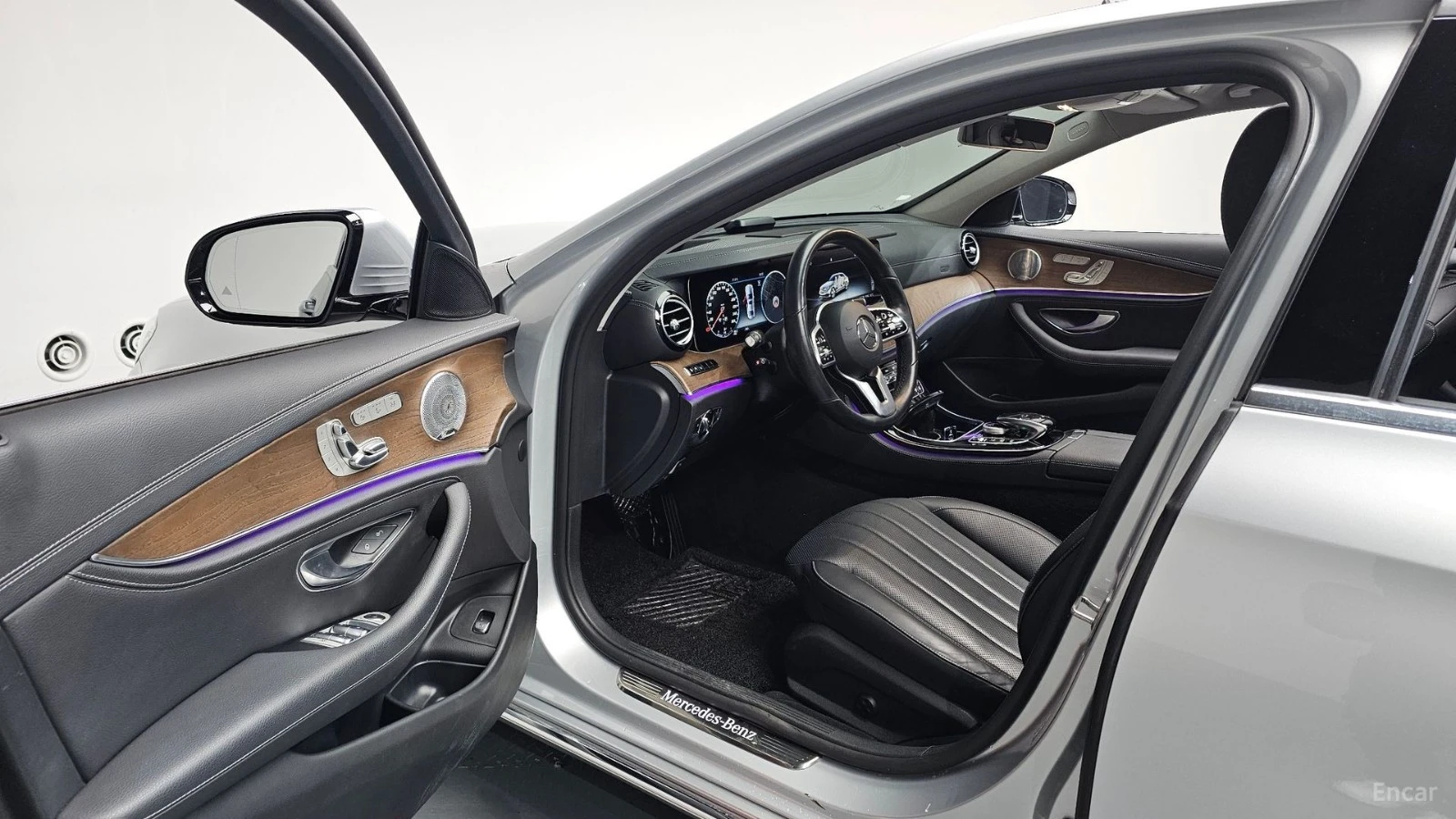Mercedes-Benz E 300 4MATIC EXCLUSIVE* HUD* КОЖА* ОБДУХВ* НАВИ* ПАНО, снимка 8 - Автомобили и джипове - 55558618