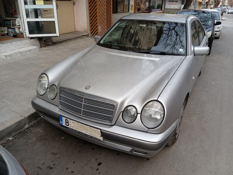 Mercedes-Benz E 220, снимка 3 - Автомобили и джипове - 45978762