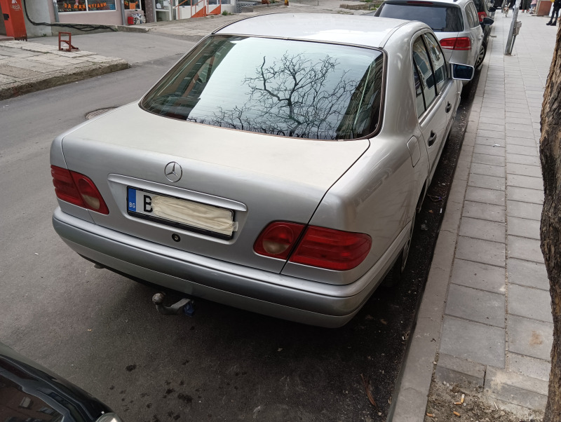 Mercedes-Benz E 220, снимка 5 - Автомобили и джипове - 45070111