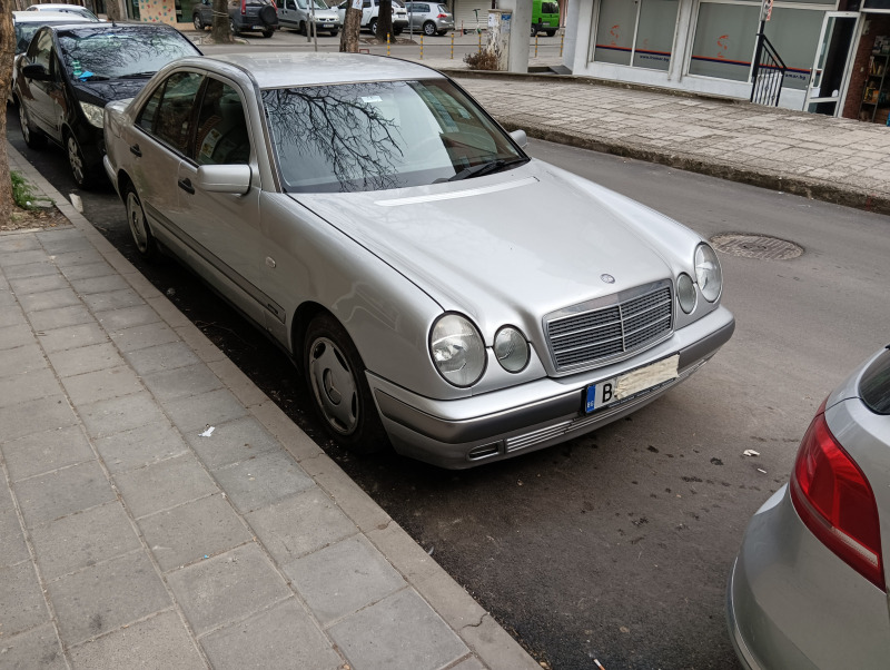 Mercedes-Benz E 220, снимка 1 - Автомобили и джипове - 45978762