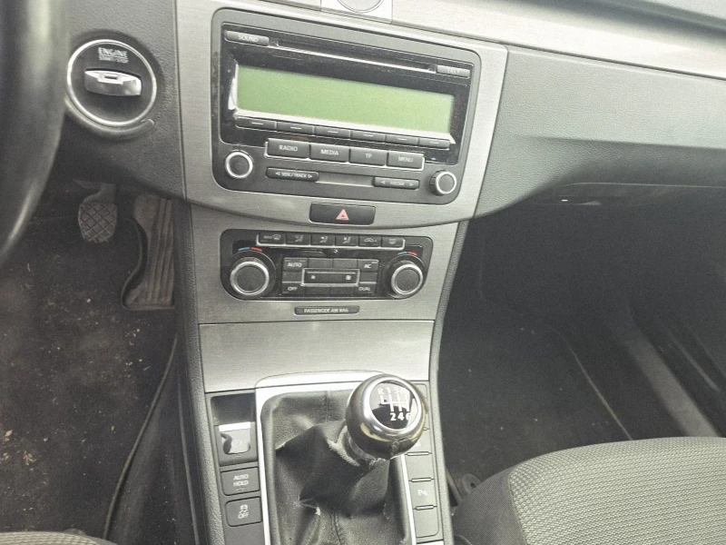 VW Passat 1.6tdi 77kw, снимка 10 - Автомобили и джипове - 52797519