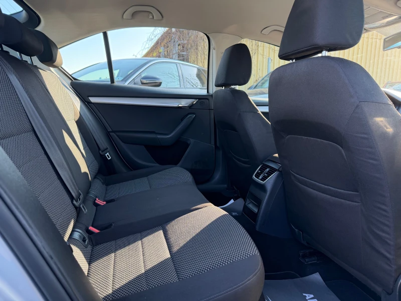Skoda Octavia 1.6TDI-105 ELEGANCE, снимка 12 - Автомобили и джипове - 52847442