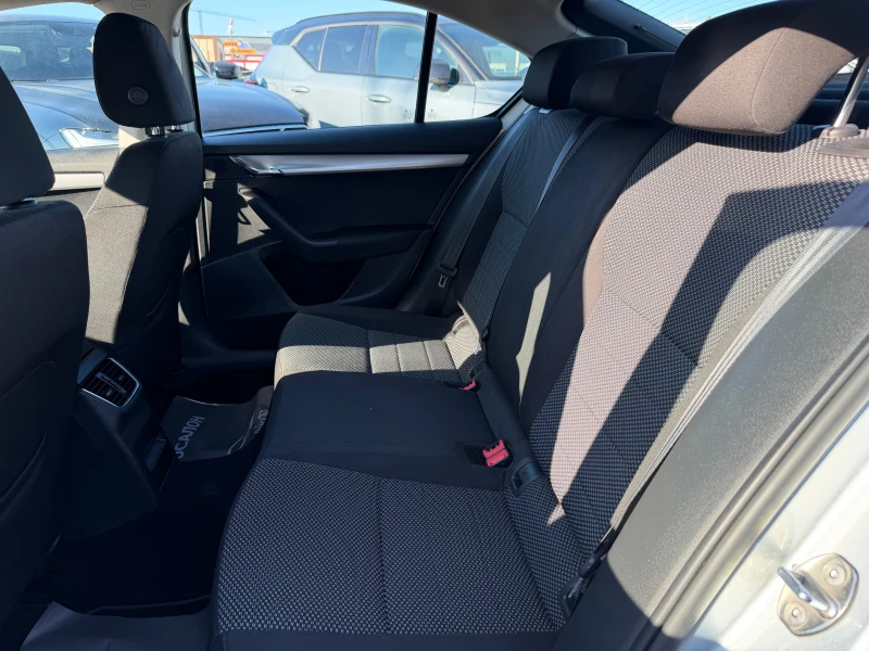Skoda Octavia 1.6TDI-105 ELEGANCE, снимка 11 - Автомобили и джипове - 52847442