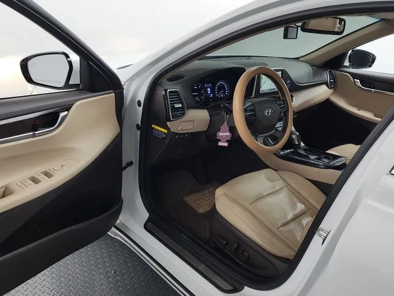 Hyundai Grandeur 2.2 Diesel Premium, снимка 10 - Автомобили и джипове - 55643478