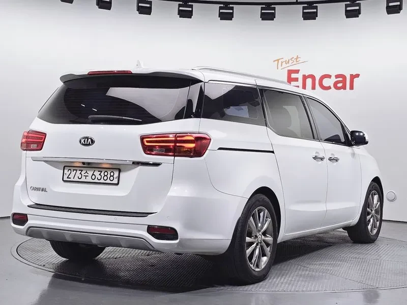 Kia Carnival 9-Seater Prestige, снимка 2 - Автомобили и джипове - 56117028