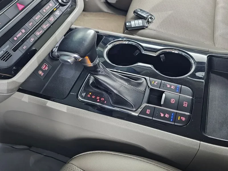 Kia Carnival 9-Seater Prestige, снимка 9 - Автомобили и джипове - 56117028