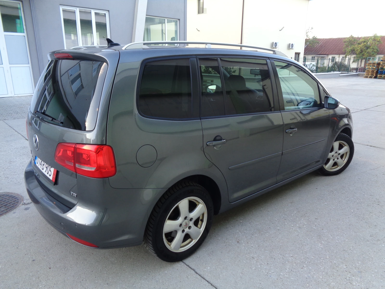 VW Touran 1.6TDI-НАВИ-ЛИЗИНГ - изображение 4